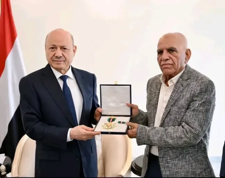 ”بصمة نظافةٍ لا تُمحى”... الرئيس العليمي يُكرّم والد الشهيدة ”افتهان المشهري” بوسام الواجب الوطني